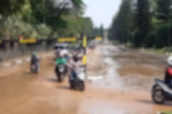 Jalanan berlumpur pasca banjir di Kemang Pratama, Bekasi