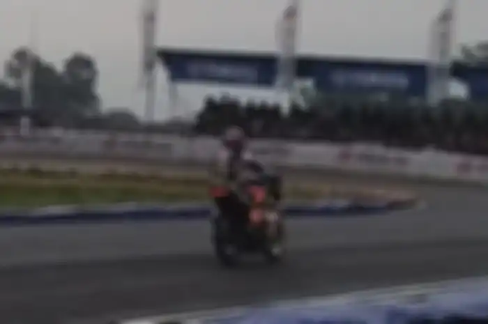 Motor balap di ajang Yamaha Cup Race (YCR) 2020 Boyolali sudah menerapkan lampu belakang digunakan saat kondisi hujan atau lintasan basah demi menekan risiko tabrakan antarpembalap