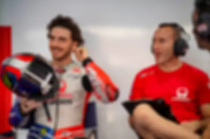 Francesco Bagnaia (kiri) bersama crew chief atau kepala kru-nya Christian Gabbarini. Francesco Bagnaia berlatih menghadapi balapan MotoGP virtual