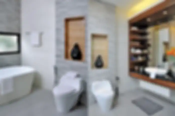 Warna Terang di Kamar Mandi Bersih