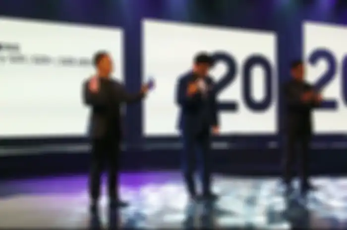 Bernard Ang, IT & Mobile Vice President, Jaehoon Kwon, President of Samsung Electronic Indonesia, dan Deny Galant, IT & Mobile Product Marketing Head.