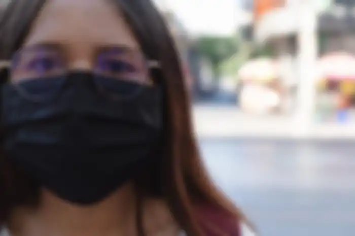 pakai masker seringkali membuat lo yang pake kacamata suka berembun.