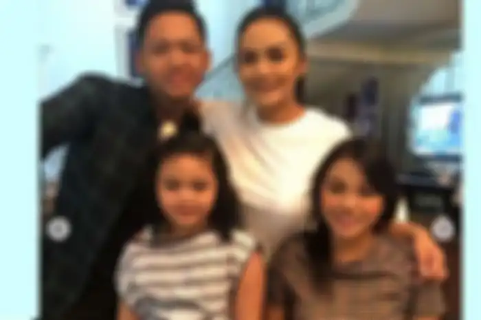 Krisdayanti bersama anak-anaknya 