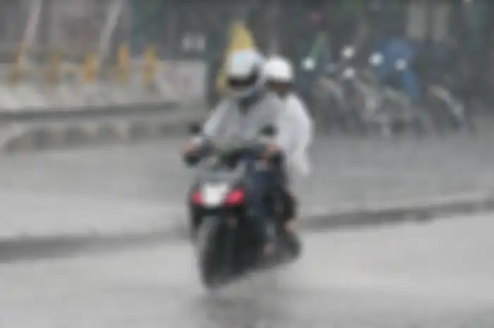 Bahaya aquaplaning mengintai bikers saat menerjang hujan