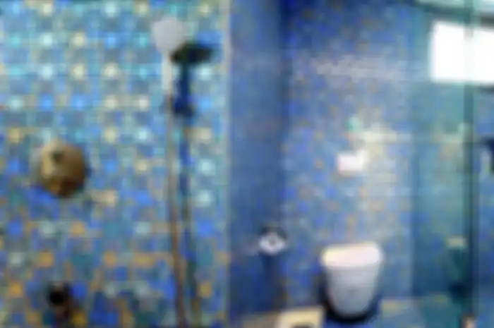 Pengaplikasian warna cerahnya bikin kamar mandi terkesan mewah.
