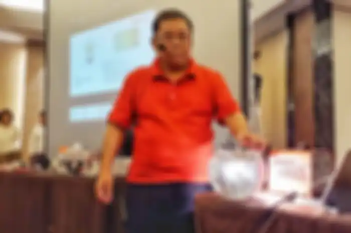 Arief Hidayat, CEO PT Foerch Indonesia-Wealthy Group memperlihatkan kemampuan lampu yang tangguh