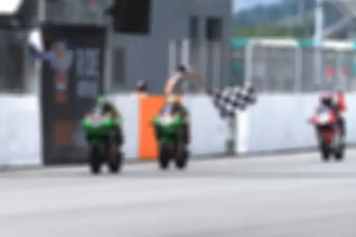 AM Fadly dan Aiki Iyoshi pembalap Motul Manual Tech Racing Team silih berganti memimpin hingga finish