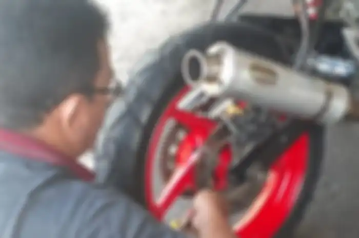 Rantai pada motor harus rutin dicek ketegangannya
