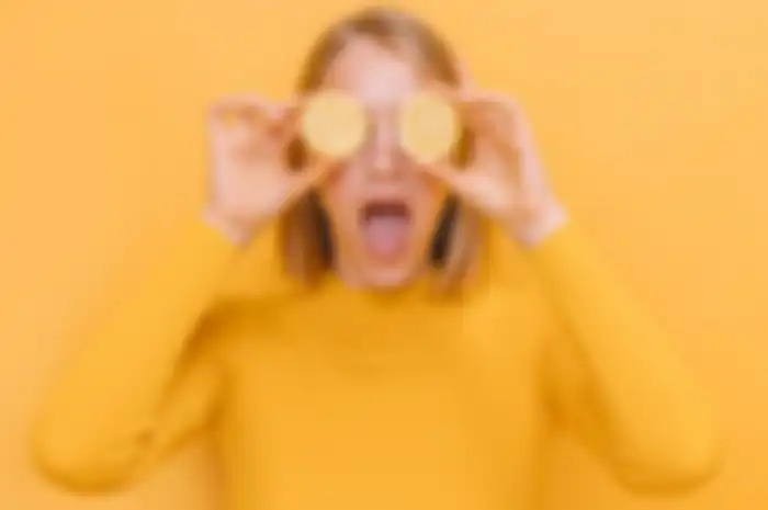 Lemon bisa menghilangkan warna kuku kuning dan kusam, serta menghapus cat kuku jika kamu tidak mempunya nail polish remover