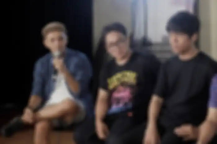 (Kiri ke kana) Ali Nugraha (Speak Up), Heymbenk (Stand Here Alone/Bass), dan Ocan (Stand Here Alone/Gitar) dalam sesi Hai Class di 