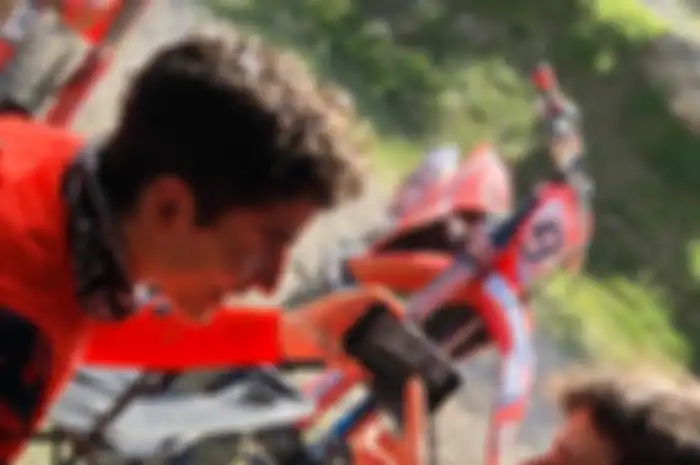 Ilustrasi. Marc Marquez latihan motocross dan udah sembuh dari cedera bahu sampai berani lompat tinggi melibas undakan atau double jump