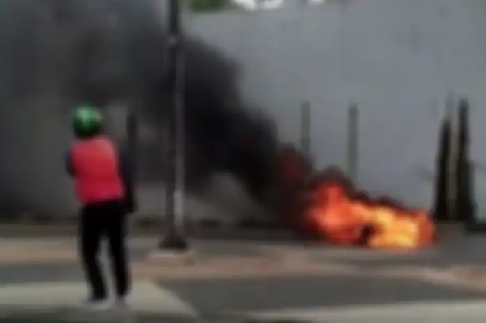 ILUSTRASI. Bikin kaget, motor Honda Supra terbakar saat isi bensin di SPBU di Aceh, muncul percikan api saat distarter engkol.