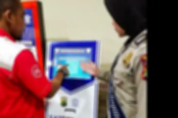 Seorang Polwan tengah memandu warga yang ingin melakukan pembuatan SIM di Satpas SIM Polres Metro Depok, Pancoran Mas, Depok.