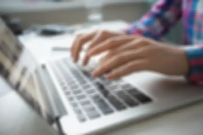 Ilustrasi seseorang yang menggunakan laptop dan keyboard