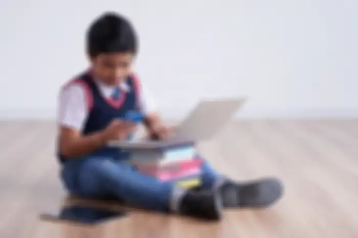 Ilustrasi anak belajar di rumah secara online