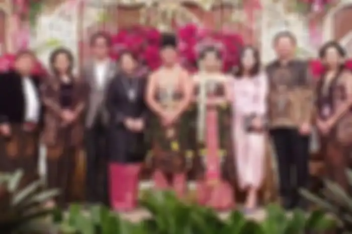 Penampilan Puput Nastiti Devi yang curi perhatian kenakan kalung Salib saat temani Ahok kondangan