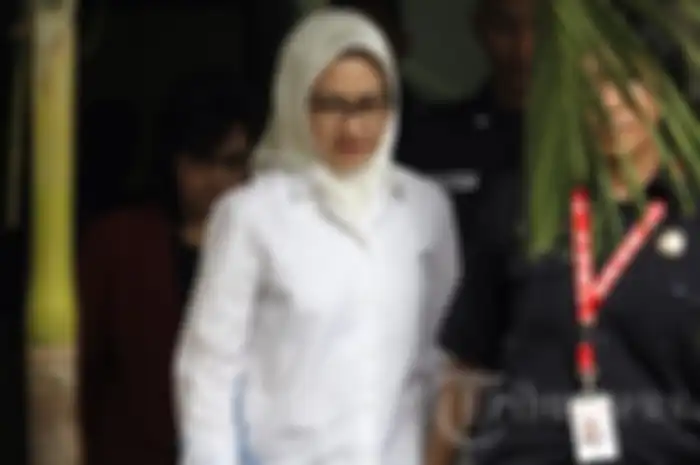 Wali Kota Tangerang Selatan Airin Rachmi Diany menjenguk suaminya, Tubagus Chaeri Wardhana di Rumah Tahanan KPK, Jakarta, Kamis (10/10/2013).