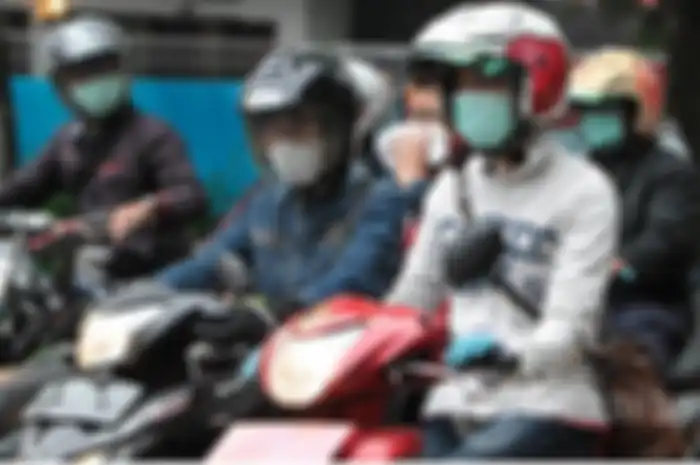 Ilustrasi pemotor memakai masker