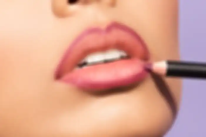 Memakai lip liner