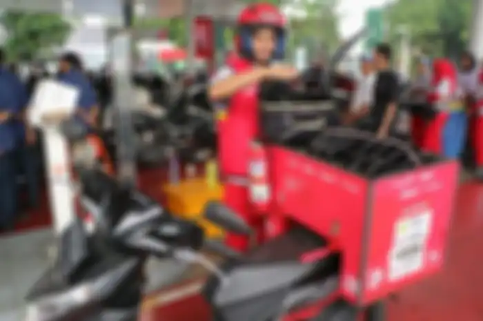 Pertamina punya layanan antar bensin, yaitu Pertamina Delivery Service. Beli bensin lewat Whatsapp, petugasnya dijamin steril
