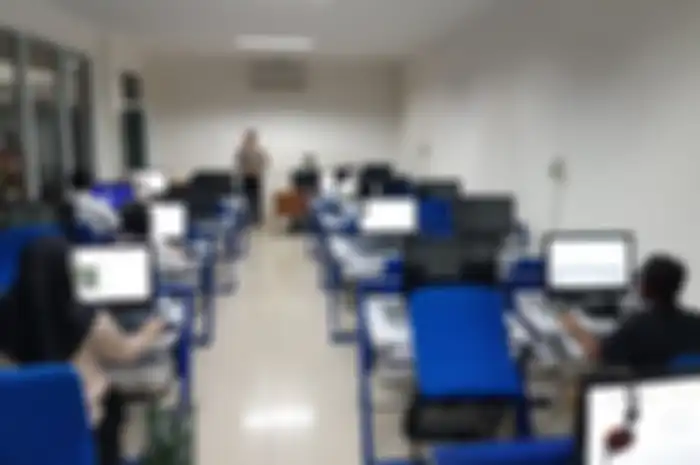Suasana ujian komputer di Satpas SIM Daan Mogot, tetap buka di tengah merebaknya virus corona.