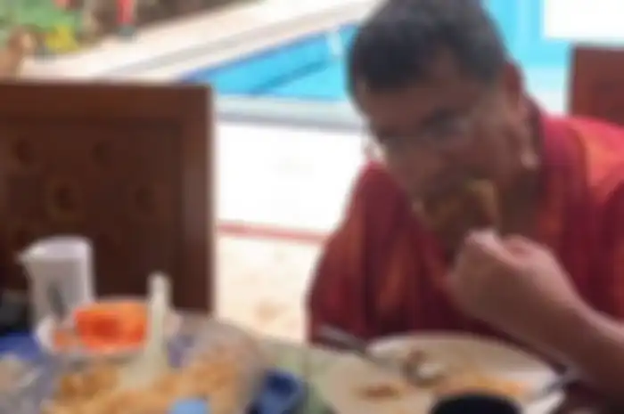 Hotman Paris makan ayam saat sedang kurung diri di rumah