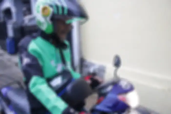 Seorang driver ojek online yang menunggu orderan 