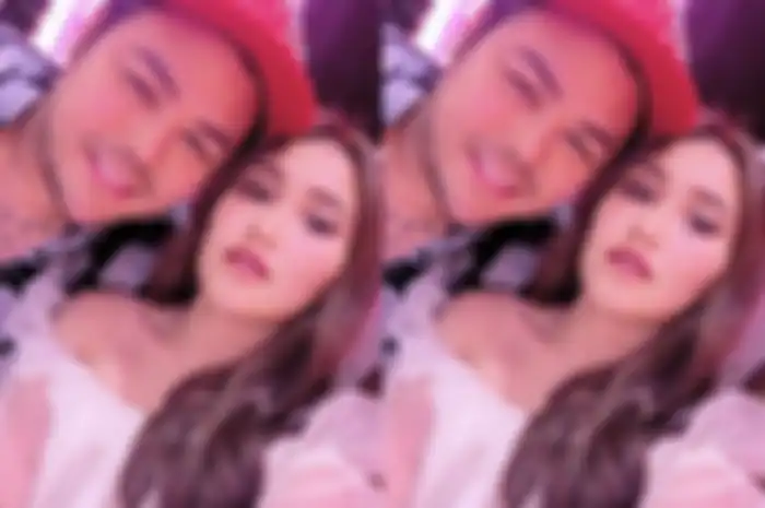 Ivan Gunawan pamer kemesraan dengan Ayu Ting Ting di bawah guyuran hujan sambil pegangan tangan