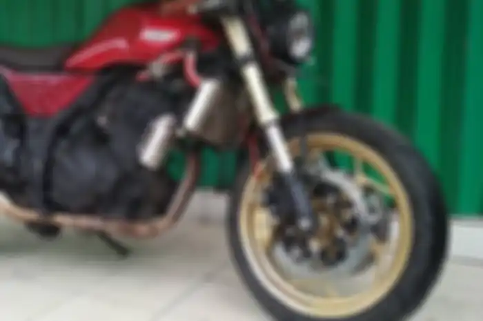Modifikasi Kawasaki Ninja 250 pakai kaki-kaki moge.