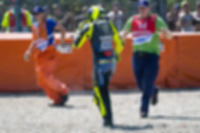 Valentino Rossi dengan airbag wearpack yang aktif ketika crash di MotoGP Belanda 2019 lalu 
