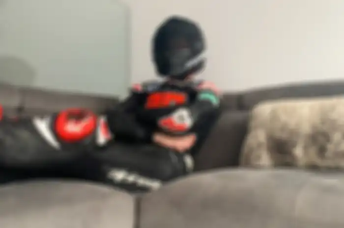 Fabio Quartararo saking jenuhnya gak balap-balap MotoGP pakai baju balap atau racing suit lengkap di rumahnya
