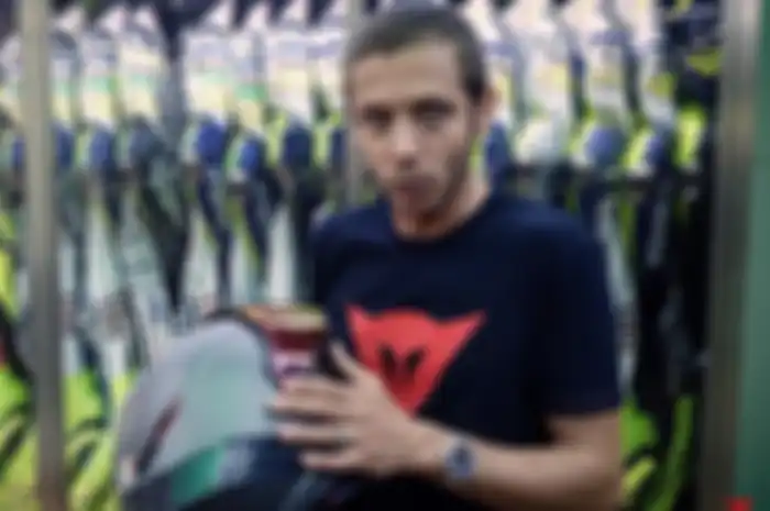 Valentino Rossi di musium rahasia yang terdiri deretan helm, racing suit, sarung tangan sempat-sempatnya jelaskan beda AGV Pista GP-R dengan GP-RR seperti lihat TV dan bioskop
