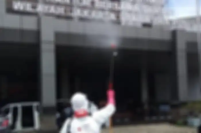 Penyemprotan desinfektan ke kantor samsat Jakarta Utara dan Jakarta Pusat.