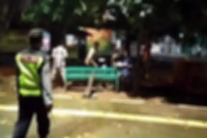 Aksi polisi membubarkan pengendara motor yang masih nekat nongkrong selama darurat virus corona.