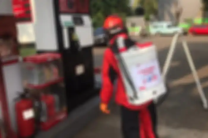 Penyemprotan disinfektan di SPBU Kebon Jeruk di Jakarta