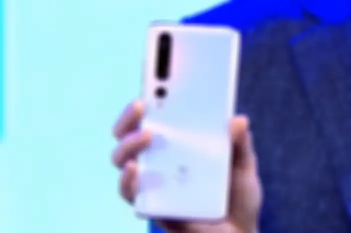 Wujud asli perangkat Xiaomi Mi 10 yang diperkenalkan oleh Shou Zi Chew, President of International Xiaomi.