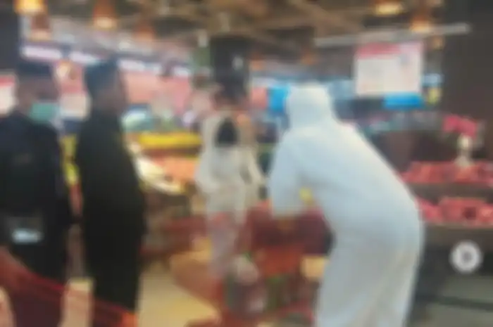Warga berbelanja pakai APD segala