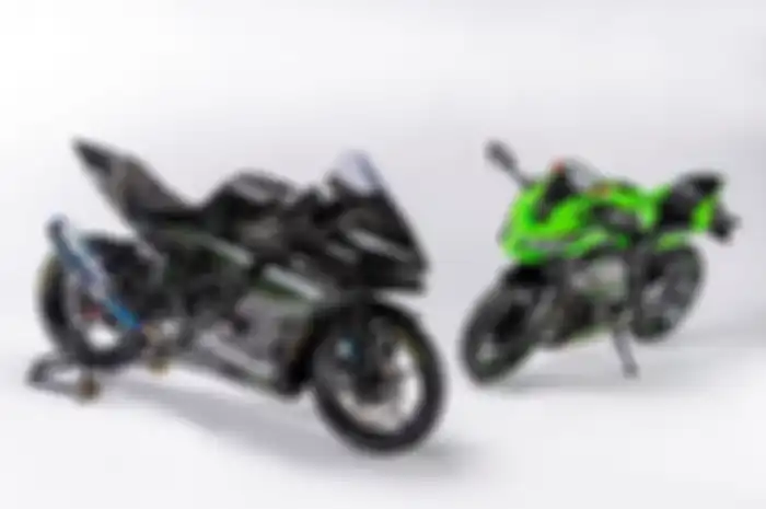 Perbandingan ZX-25R versi balap dengan versi standar. Kawasaki Ninja ZX-25R Alias Ninja 250 4 Silinder Ternyata Sudah Enggak Pakai Kabel Gas Lagi Lo!