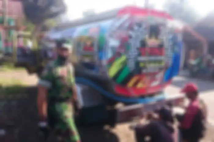 Yamaha RX-King Indonesia (YRKI) Pengprov Jawa Tengah menyediakan penyemprotan desinfektan untuk melawan virus Corona.