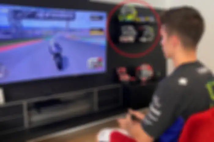 Maverick Vinales latihan serius main gim MotoGP19 hadapi MotoGP Virtual Race, tapi kok ada helm pembalap lain di raknya (lingkaran merah)