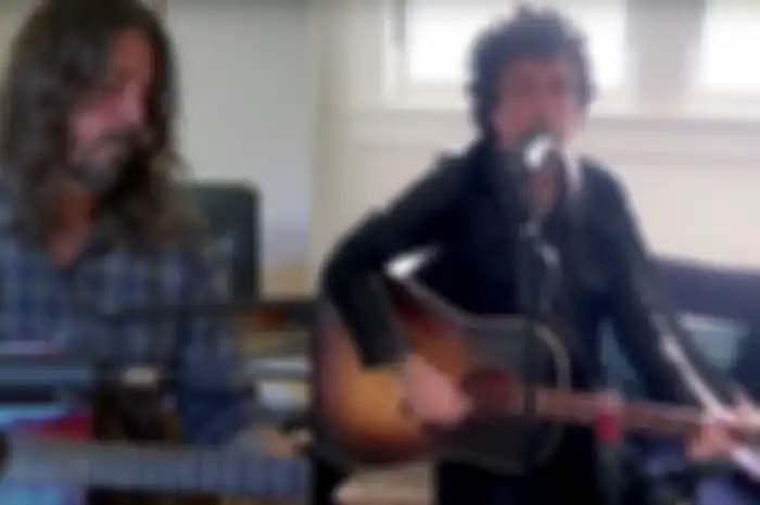 Penampilan Dave Grohl dan Billie Joe Armstrong dari ruang tamu mereka