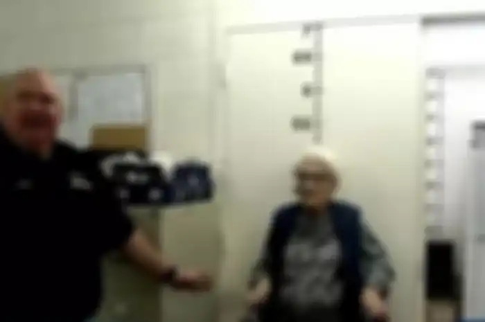 Rayakan Ulang Tahun ke-100, Nenek Ini Minta untuk Ditangkap Polisi dan Masuk Penjara