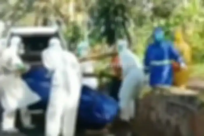Warga Tolak Pemakaman Jenazah Corona, Petugas Terus Dilempari Batu sampai Tersulut Emosi, 'Jangan Lempar Batu, Kita Juga Manusia!'