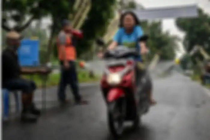 Sebagai upaya pencegahan para pengendara motor yang memasuki beberapa daerah disemprotkan desinfektan