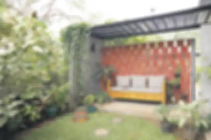 Teras di taman samping rumah pun tak kalah nyamannya untuk duduk santai.