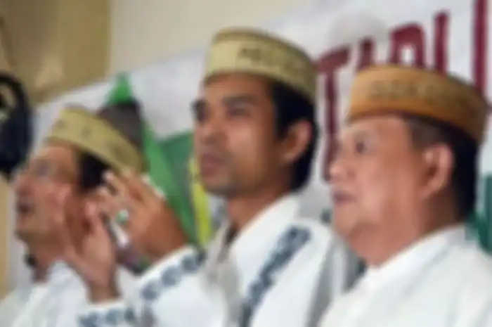 Ustaz Abdul Somad (tengah) 