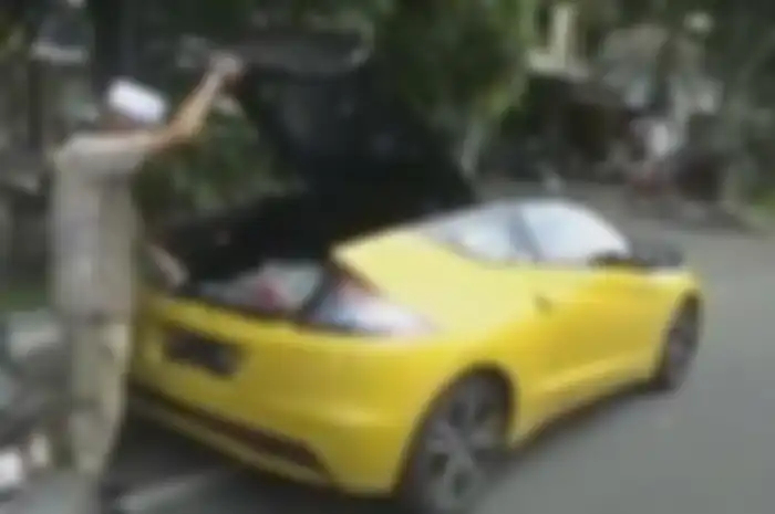 Viral pria yang bagikan beras dengan cuma-cuma di Solo, Jawa Tengah sambil gunakan mobil mewah