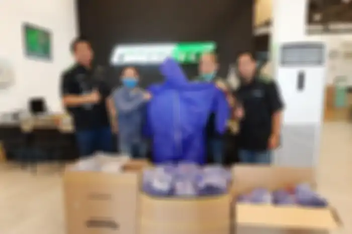 Kawasaki Greentech Plaza membagikan APD untuk Ikatan Dokter Indonesia (IDI) Pekanbaru, Riau.