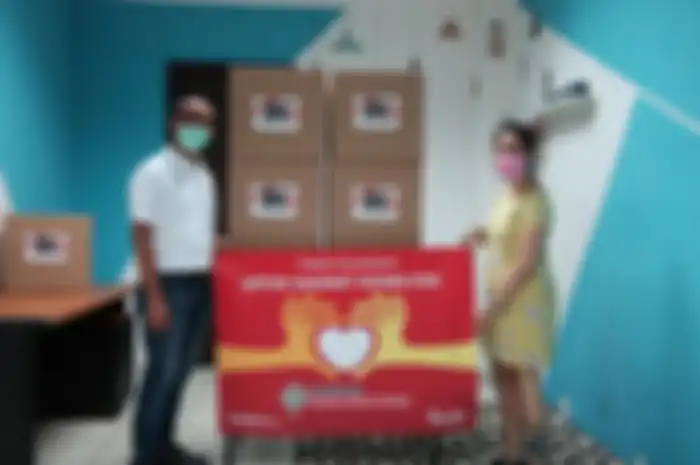 Wakil Ketua Yayasan AHM Ahmad Muhibbuddin (kiri) menyerahkan 200 paket bantuan ekonomi dan kesehatan secara langsung di kantor ThisAble Enterprise, Jakarta (6/4).