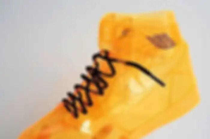 Sneakers transparan